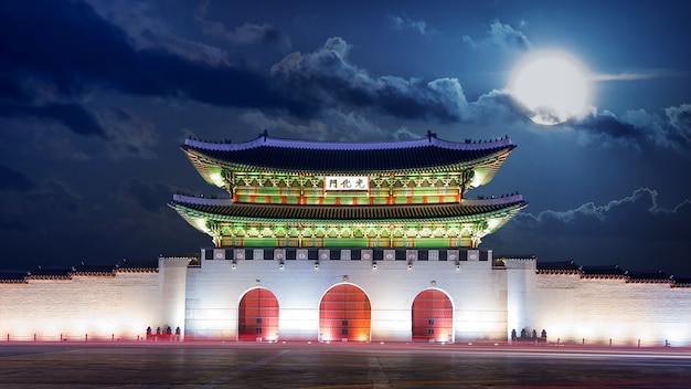 Palazzo Gyeongbokgung e luna piena di notte a Seul, in Corea del Sud