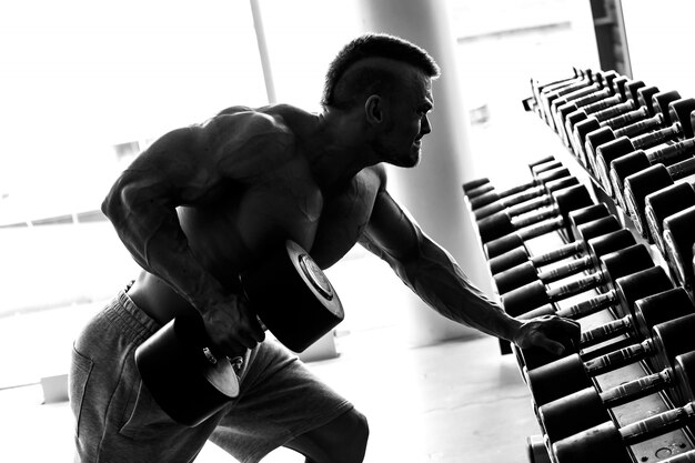 Palestra. Bell'uomo durante l'allenamento