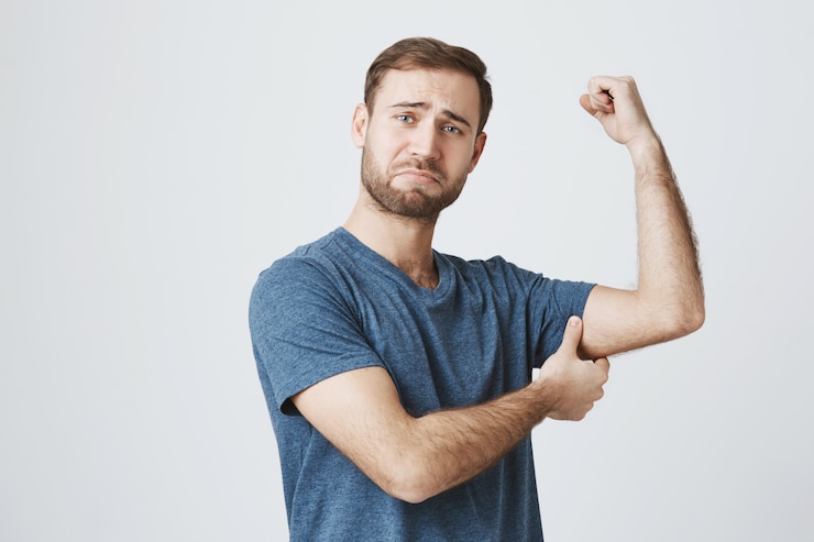 Foto gratuito palestra per allenamento uomo, esibizione di bicipiti forti
