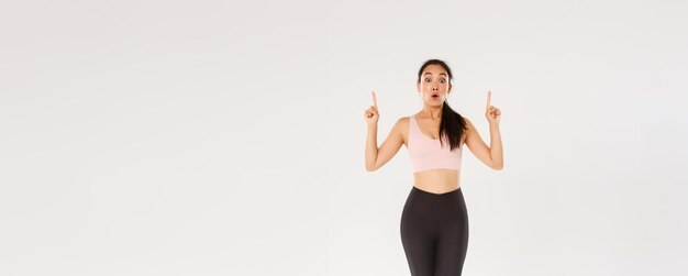 Palestra sportiva e concetto di corpo sano a tutta lunghezza stupito e impressionato sportivo femminile asiatico atleta