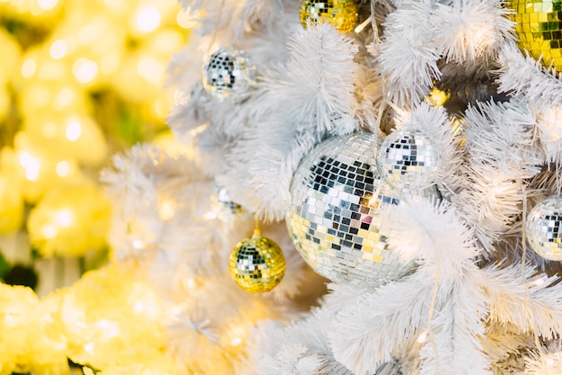 palla a specchio sull&#39;albero di Natale