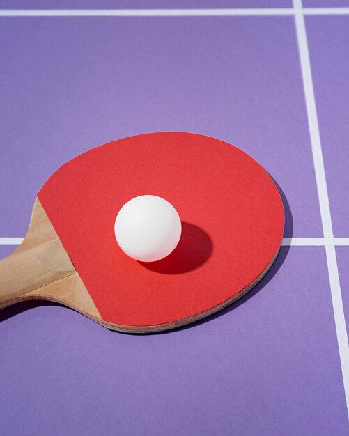 Palla bianca ad alto angolo sulla pagaia da ping pong