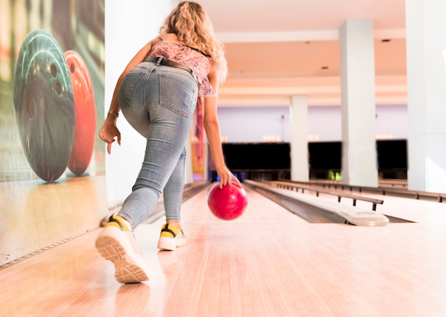 Palla da bowling lancio donna vista posteriore