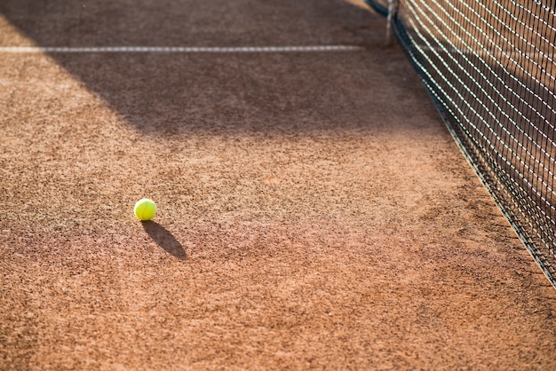 Palla da tennis ad angolo alto sul terreno