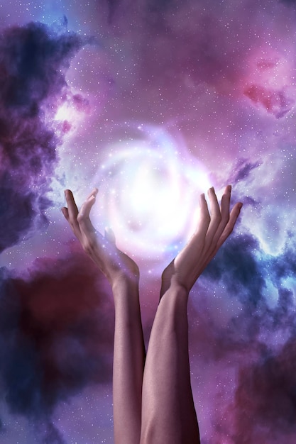 Palla di luce della holding dell'adulto