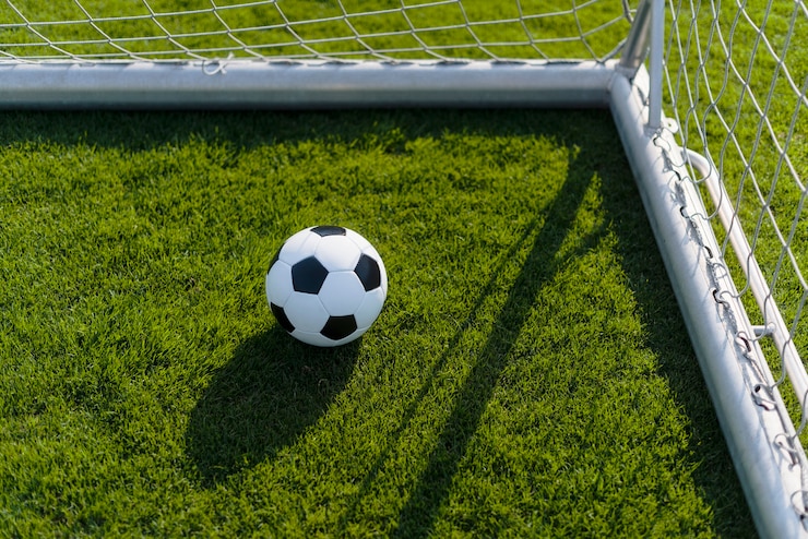 Foto gratuito palla in palo sul campo di calcio