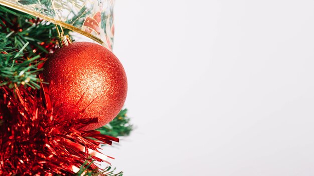 Palla rossa sull&#39;albero di Natale