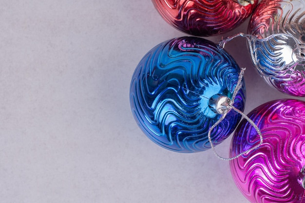 Palle colorate di Natale sul tavolo bianco.