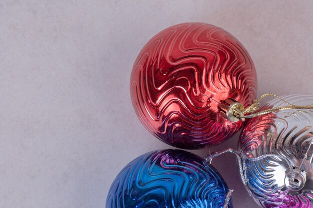 Palle colorate di Natale sulla superficie bianca