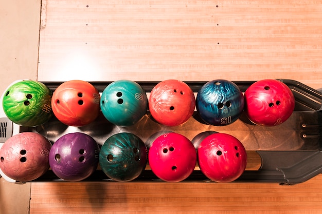 Palle da bowling colorate vista dall'alto