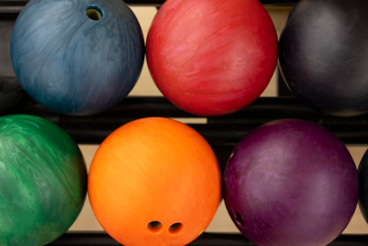 Foto gratuito palle da bowling disposizione ancora in vita