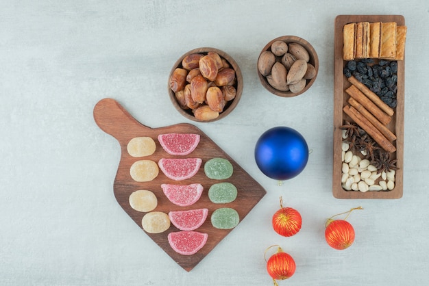 Palle festive di Natale con marmellata e frutta secca su priorità bassa bianca. Foto di alta qualità