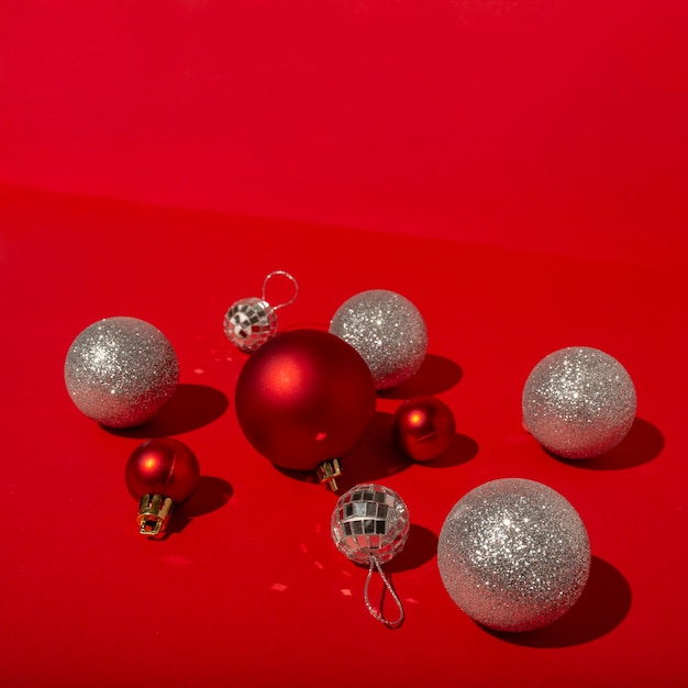 Palle rosse di Natale e palle da discoteca sul tavolo rosso