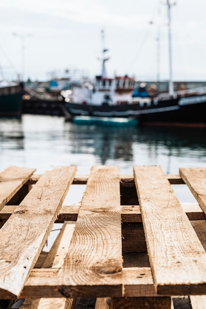 Pallet di legno in un porto di barche da pesca