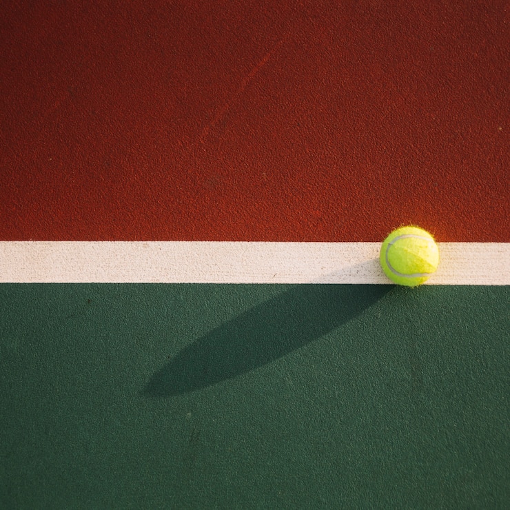 Foto gratuito pallina da tennis sul campo