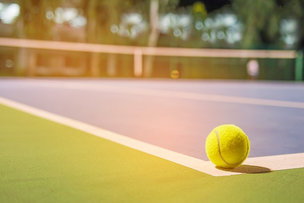 Pallina da tennis sulla linea d&#39;angolo del campo duro