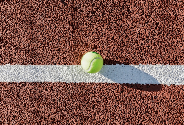 Pallina da tennis sulla vista superiore del campo