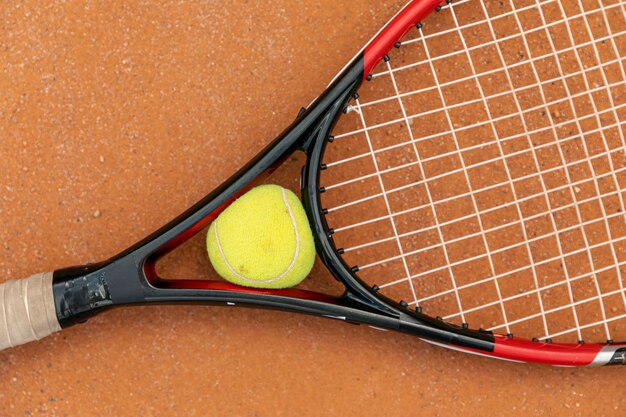 Pallina da tennis vista dall'alto con la racchetta sul terreno