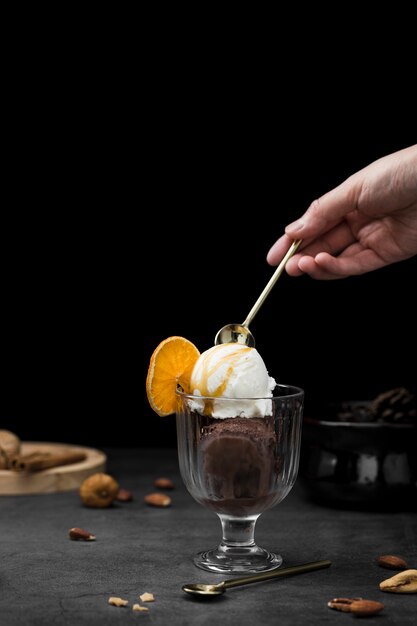 Pallina di gelato alla vaniglia servita in vetro