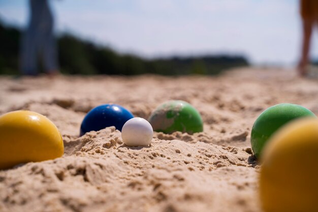 Palline colorate ad alto angolo sulla sabbia