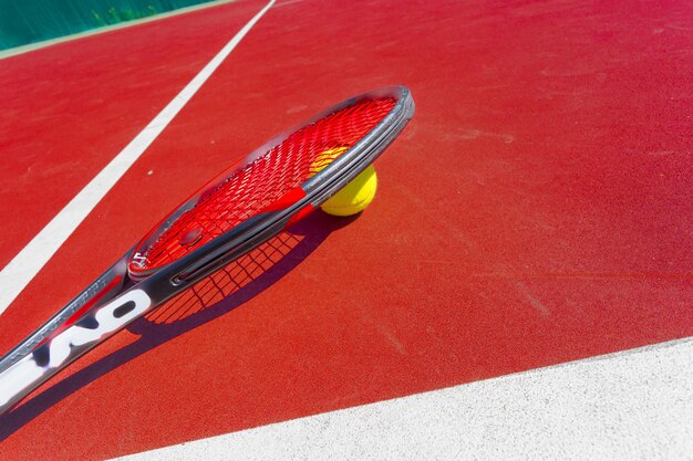 Palline da tennis e racchetta sul campo in erba