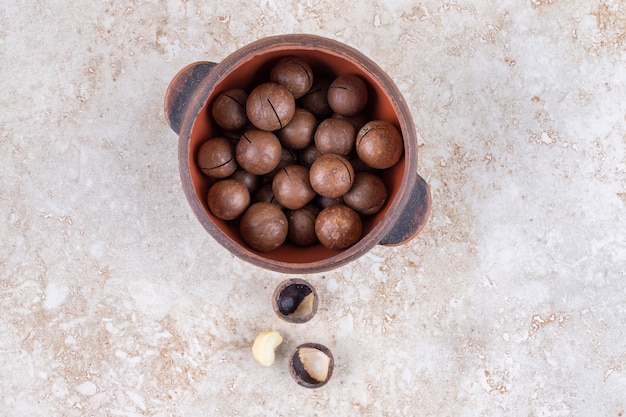 Palline di cioccolato impilate in una piccola pentola