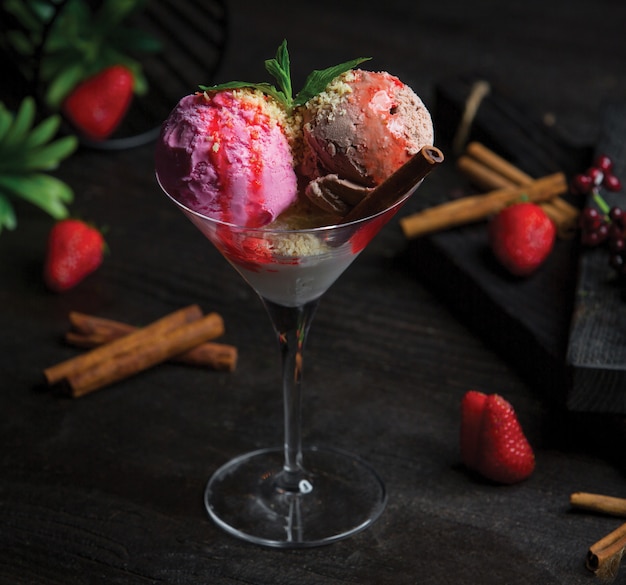 Palline di gelato alla fragola e cacao