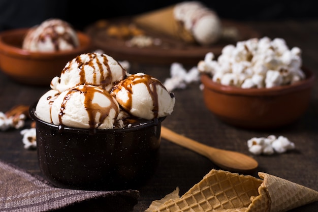 Palline di gelato gustoso fatto in casa del primo piano