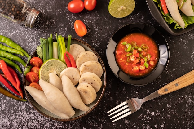 Palline di pesce rugby con pasta di peperoncino al limone, pomodoro e peperoncino.