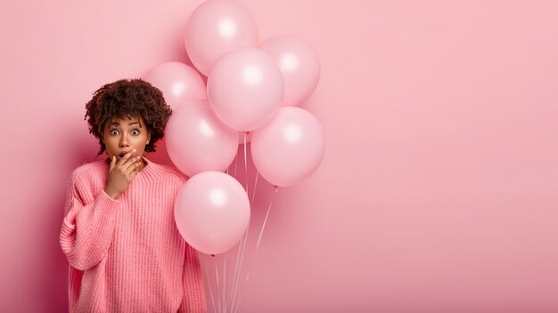 Palloncini della holding della giovane donna castana