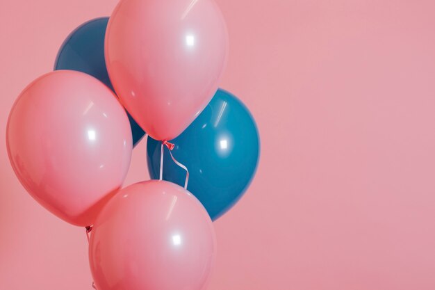 Palloncini rosa e blu per una festa di compleanno