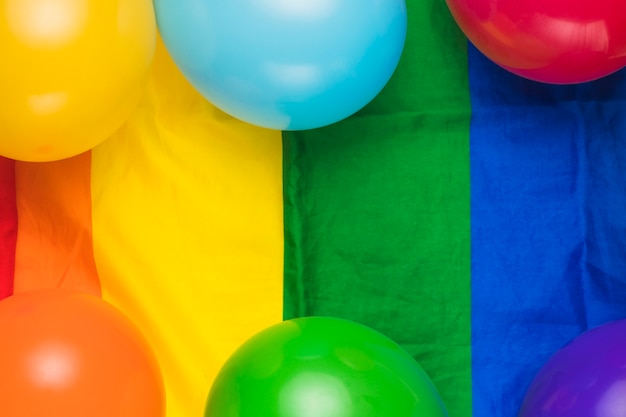 Palloncini sulla bandiera arcobaleno a strisce