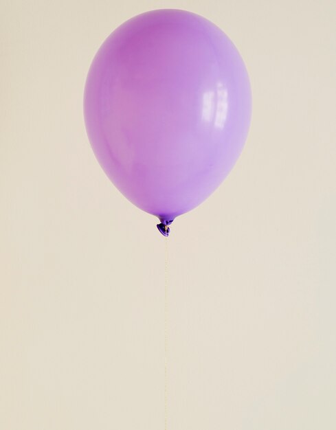 Palloncino viola con spazio di copia