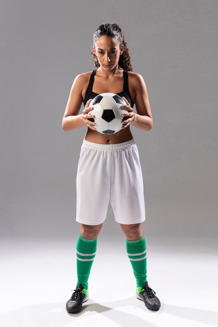 Foto gratuito pallone da calcio della tenuta della donna adulta della foto a figura intera