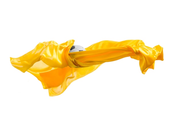 Pallone da calcio e panno giallo trasparente elegante liscio isolato o separato sulla parete bianca