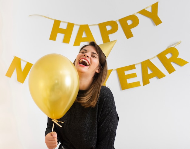 Pallone della tenuta della donna che celebra nuovo anno