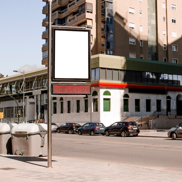 Palo con cartellone pubblicitario sulla strada della città