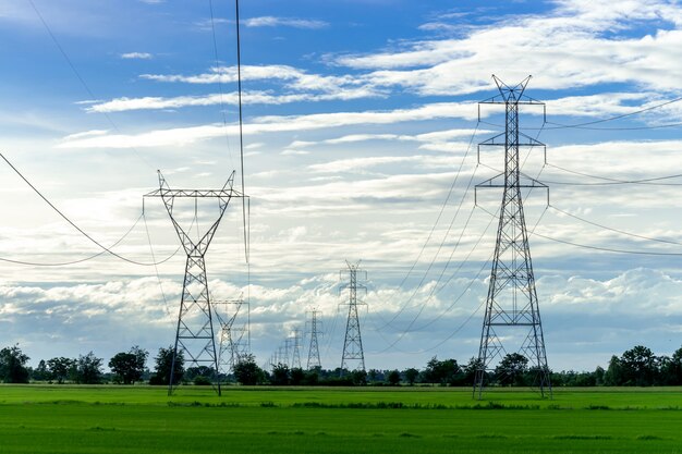 palo elettrico ad alta tensione, palo di potenza ad alta tensione su cielo blu