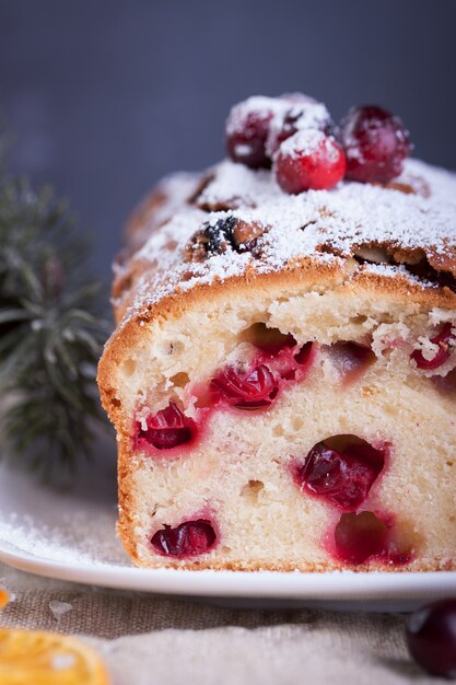 pan di Spagna saporita con la frutta