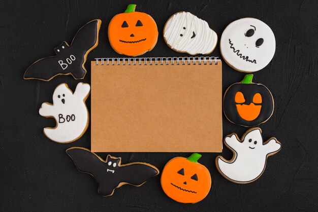 Pan di zenzero di Halloween intorno al notebook