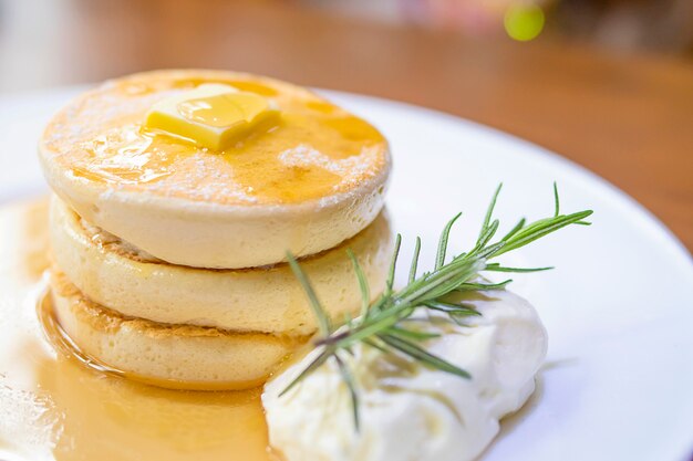 pancake con burro fuso e sciroppo in cima