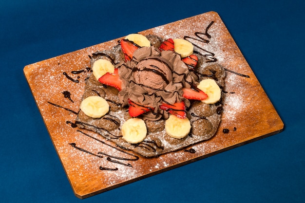 Pancake con cioccolato e frutta