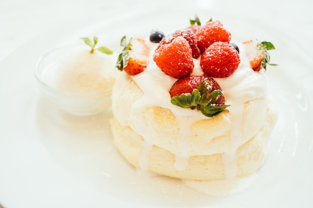 Pancake con gelato alla fragola, mirtillo e lampone