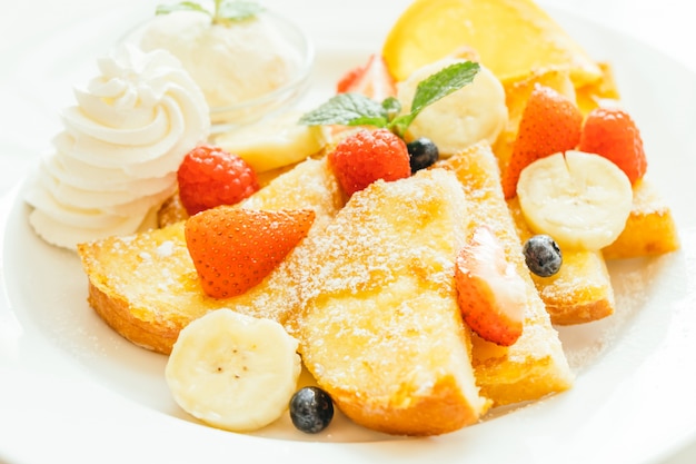 Pancake e pane tostato con frutta mista