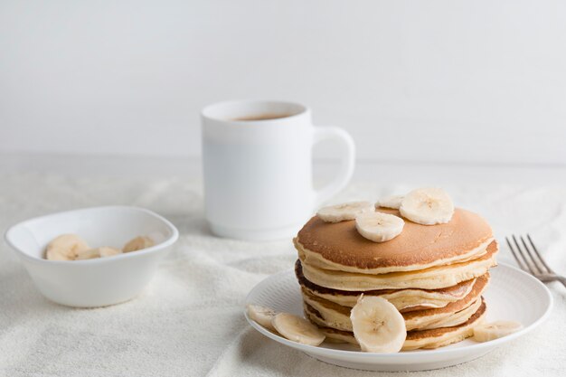 Pancake saporiti sul piatto bianco