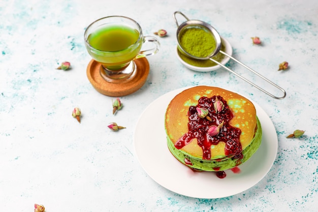 Pancake verdi con polvere di matcha con marmellata rossa, vista dall'alto