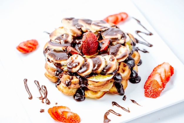 Pancakes con fragole alla banana e crema al cioccolato