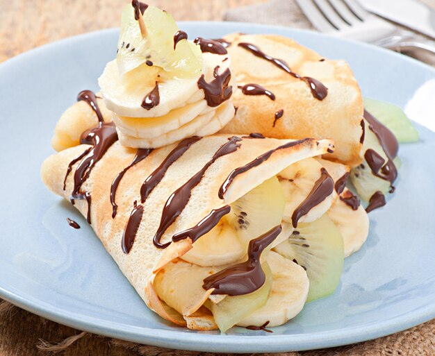 Pancakes con gelato e salsa al cioccolato
