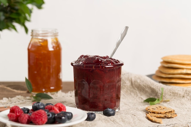 Pancakes con marmellata fatta in casa con arance e frutti di bosco