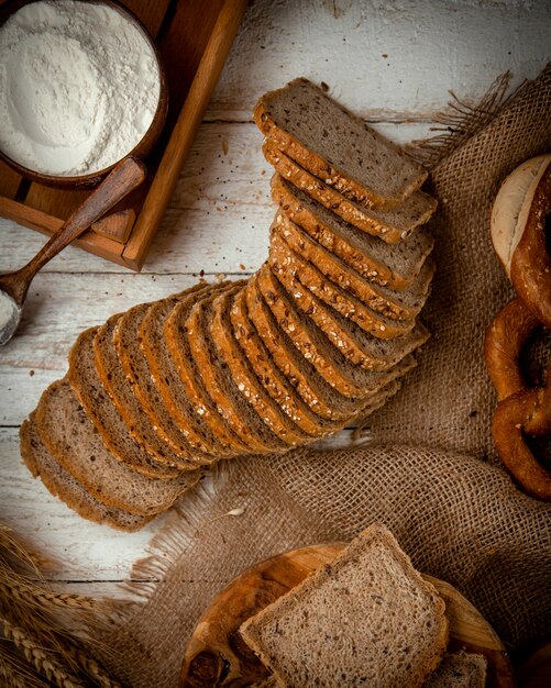 Pane a fette condito con semi di sesamo